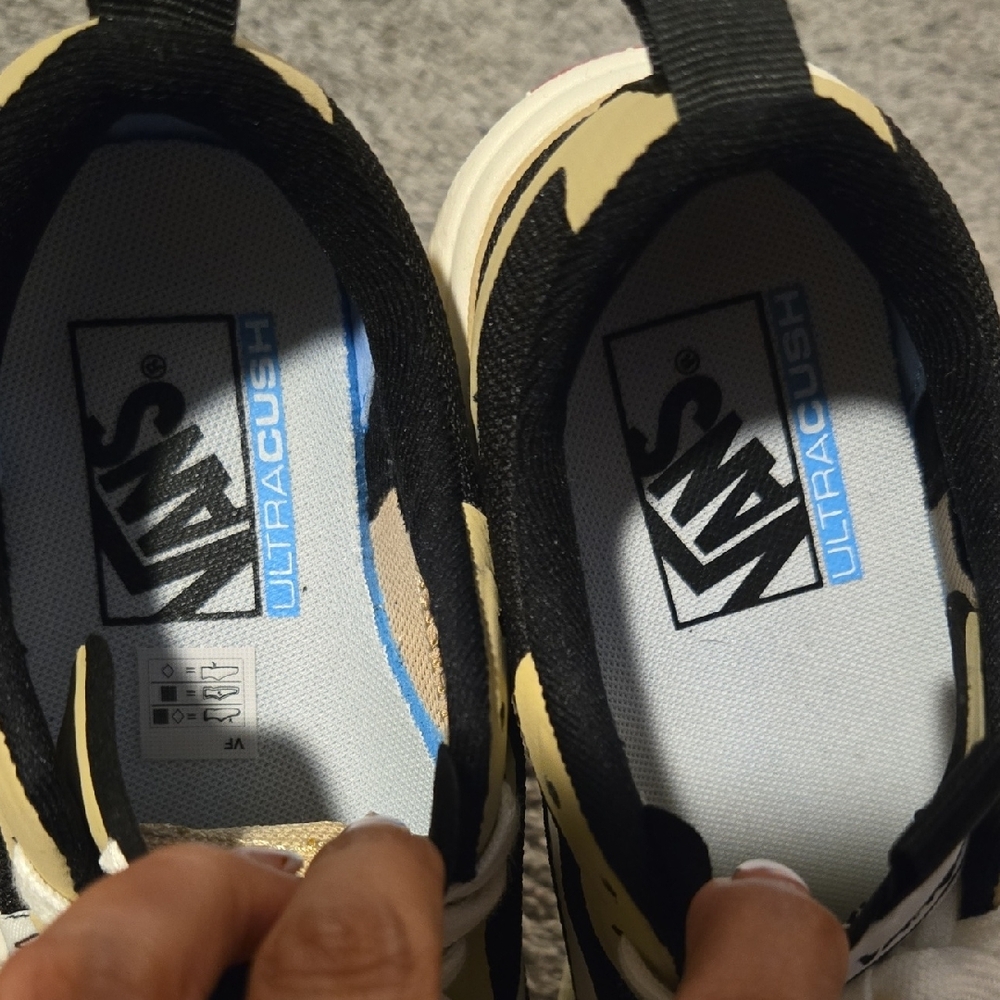 Vans Ultrarange Beige and Black Sneakers - Picture 2 of 7